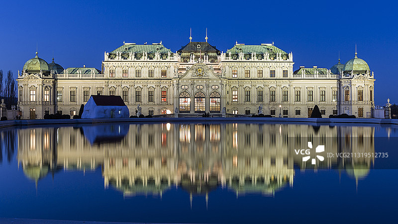 蓝色时刻的维也纳观景城堡图片素材