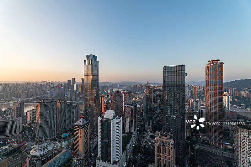 重庆市渝中区看环球金融中心WFC日落夜景图片素材
