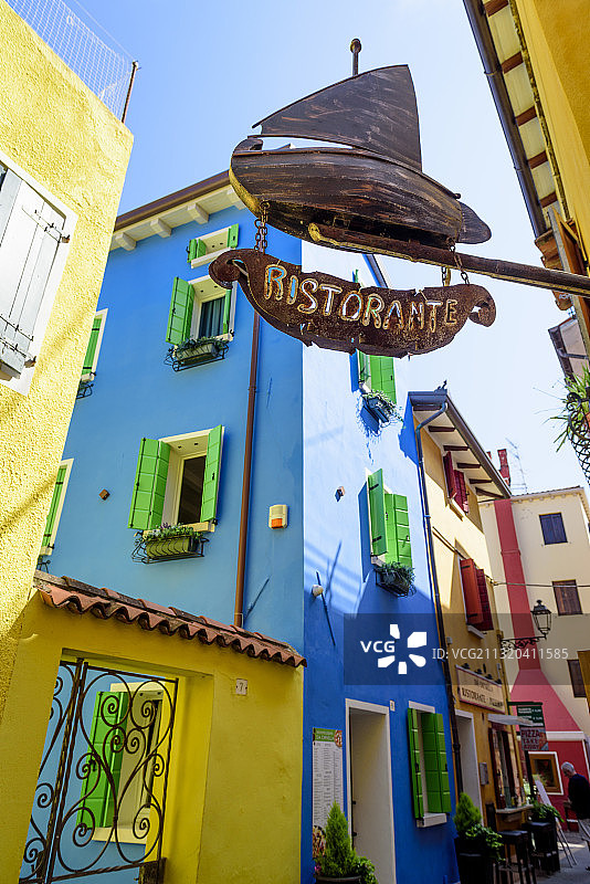 意大利，威尼托，Caorle，五颜六色的房屋立面图片素材