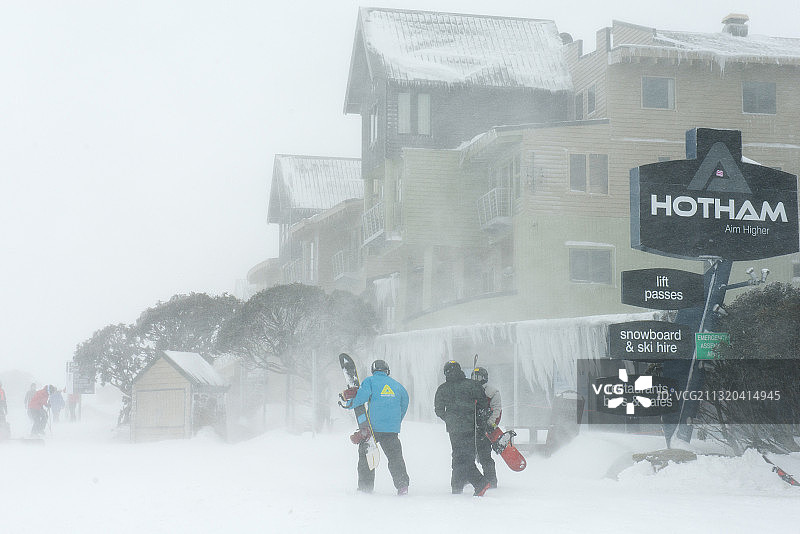 澳大利亚维多利亚州霍瑟姆滑雪村的暴风雪图片素材