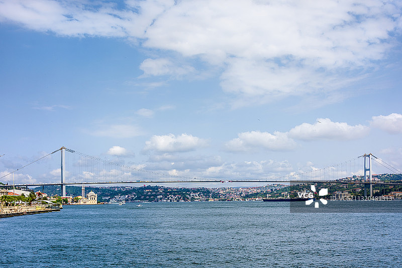 横跨土耳其伊斯坦布尔博斯普鲁斯海峡的欧亚大桥图片素材