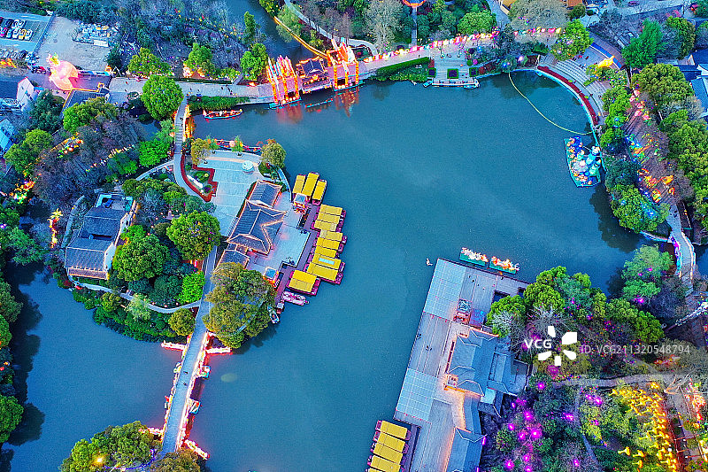 南京白鹭洲公园水上灯会的全景风光图片素材