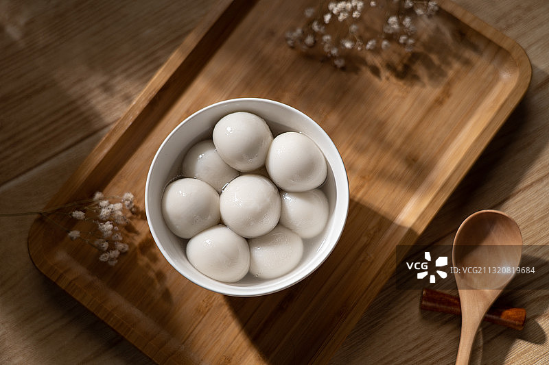 木制厚重背景中国传统文化元宵节中秋节冬至一碗暖心汤圆图片素材