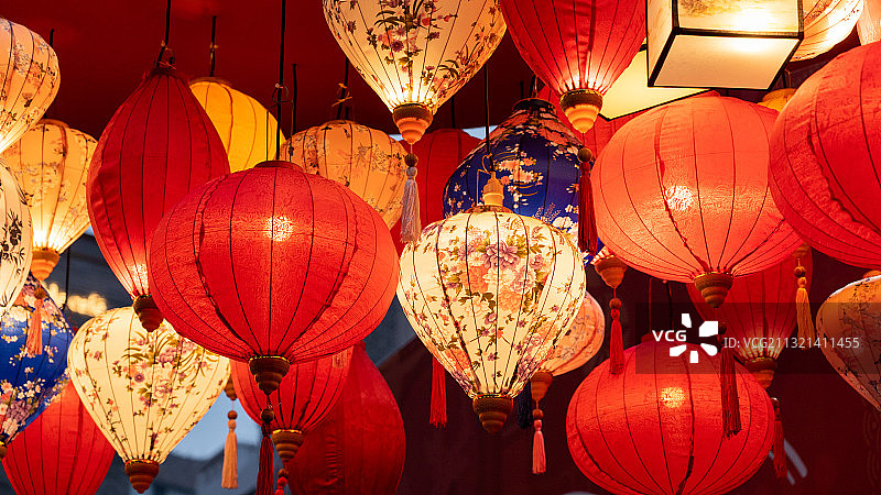 中国新年元宵节中秋节夜晚亮起一片片色彩斑斓的花艺装饰灯笼图片素材