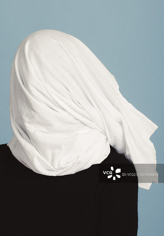 在白色的背景下，女人戴着头巾的特写图片素材