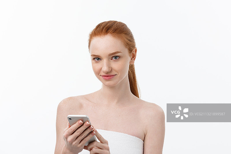 白色背景下的年轻女子使用手机的肖像图片素材