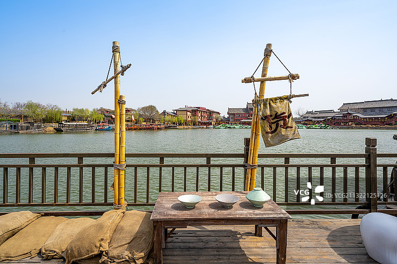 中国河南开封清明上河园内的运河码头图片素材