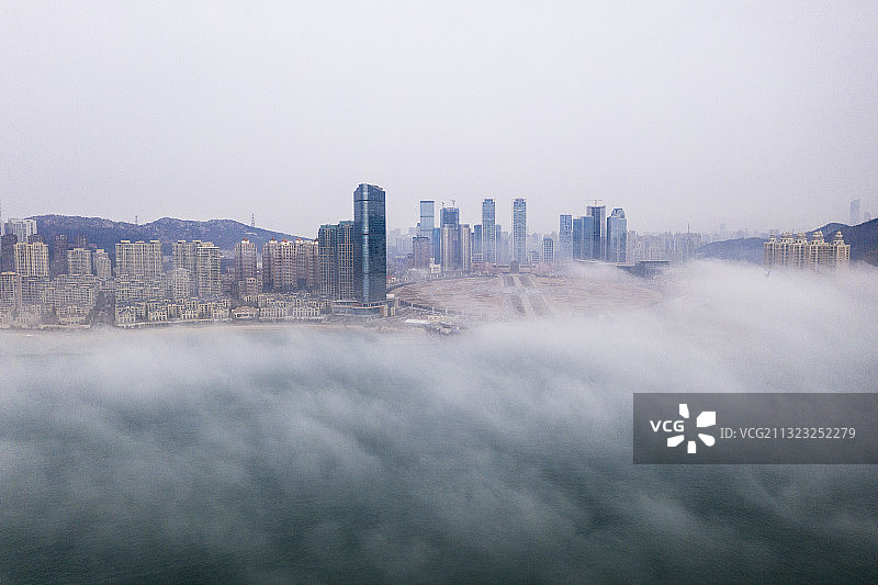 航拍地标建筑跨海大桥在云雾之中，拍摄于中国辽宁省大连市图片素材
