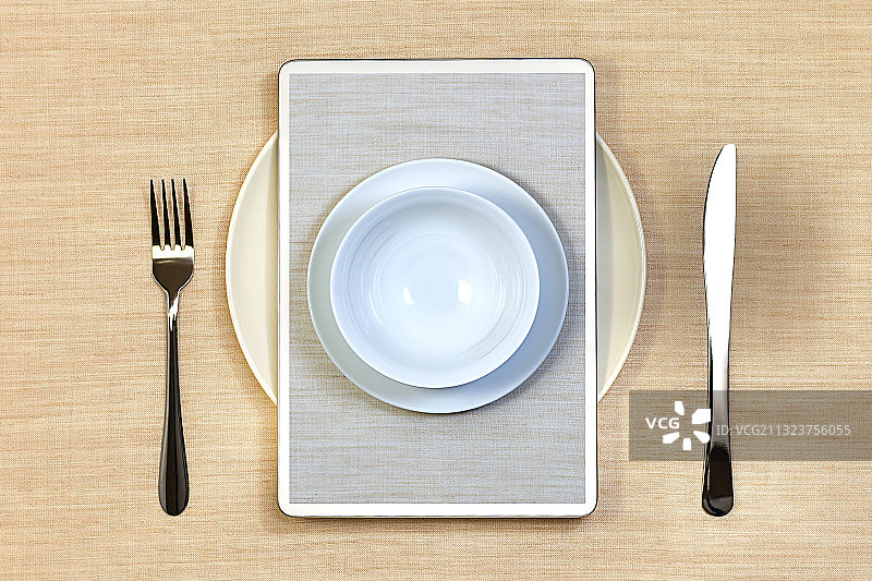 正上方的照片，空盘子与勺子和筷子在桌子上图片素材