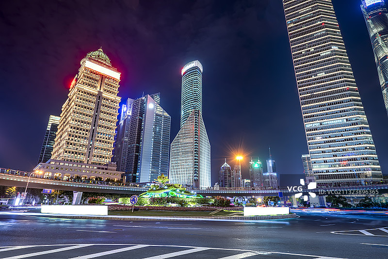 上海陆家嘴金融街夜景图片素材