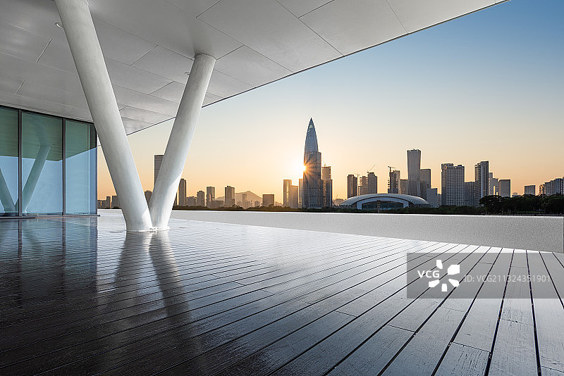 深圳CBD金融区建筑群和空白无人的木地板空间图片素材