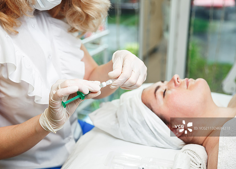 摩尔多瓦蒂拉斯波，一名年轻女子正在脸部注射胶原蛋白图片素材
