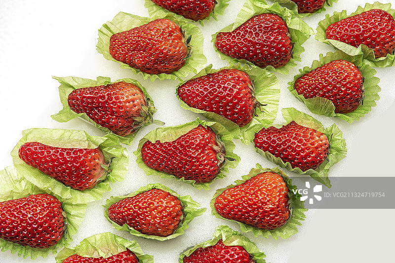 排列有序的精品草莓图片素材