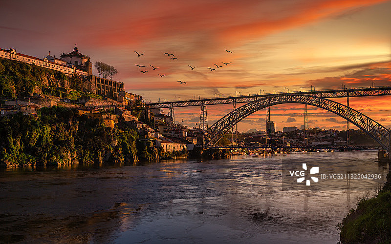 葡萄牙波尔图，在多云的天空下俯瞰河上的大桥图片素材
