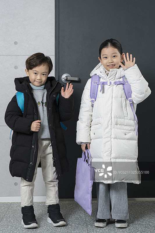 亚洲男孩和女孩准备好去上学了图片素材