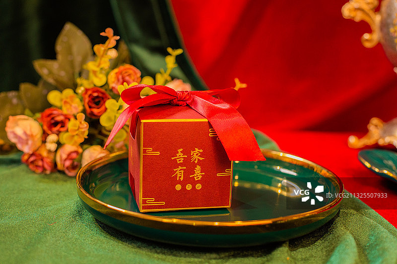 中国古典婚礼元素喜糖盒红色的礼盒结婚奢侈风格图片素材