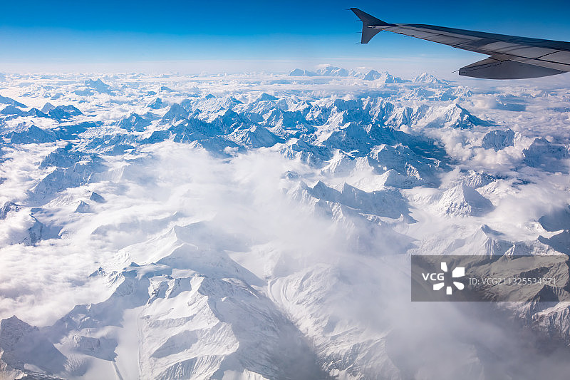 飞往拉萨的航班看林芝上空的雪山，远处是南迦巴瓦峰图片素材