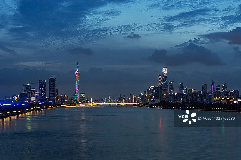 广州塔和珠江新城CBD城市滨水天际线夜景图片素材