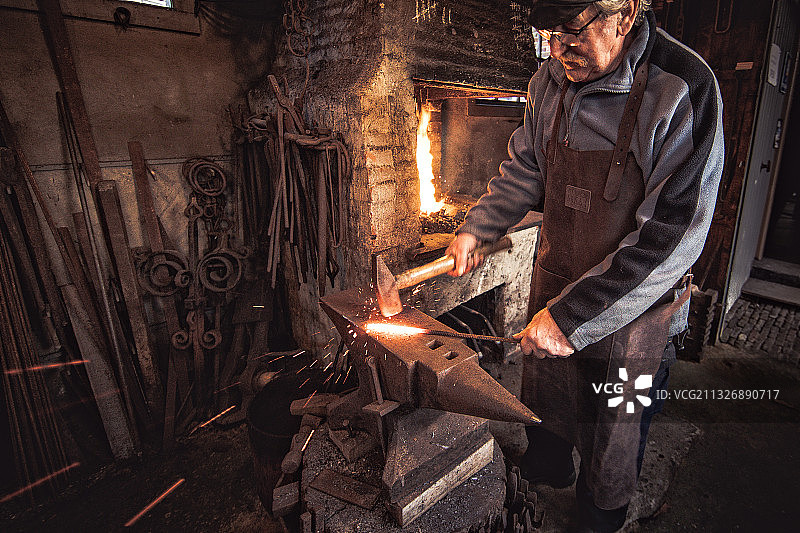 荷兰纽库普，一名成熟的铁匠在他的金属加工车间工作图片素材