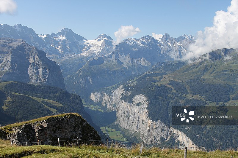 瑞士Lauterbrunnen，风景优美的山脉映衬着天空图片素材