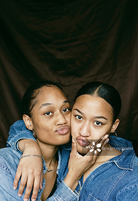 两个微笑的年轻黑人姐妹的肖像，密尔沃基，威斯康星，美国，美国图片素材