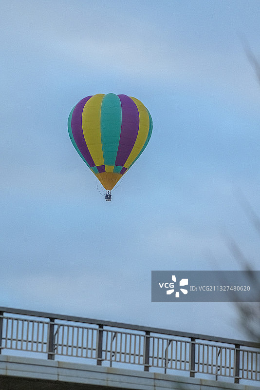 城市天桥上空的热气球图片素材