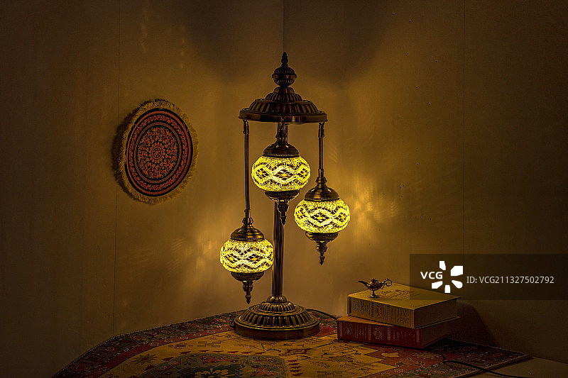阿拉伯复古台灯，土耳其三头工艺灯图片素材