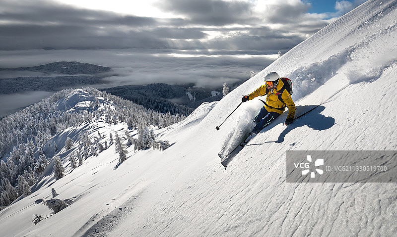 斯洛文尼亚Pokljuka，一名男子在白雪皑皑的山上滑雪图片素材