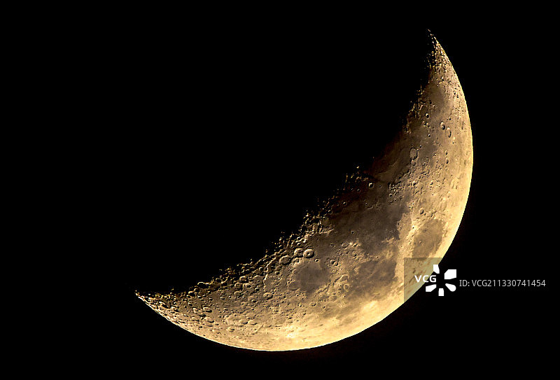低角度的月亮对天空在晚上图片素材