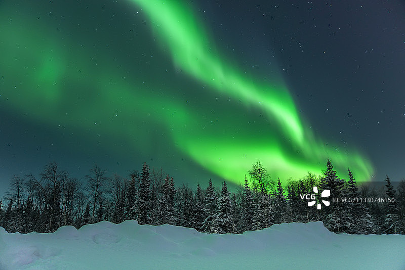 白雪覆盖的风景在晚上的天空，俄罗斯图片素材