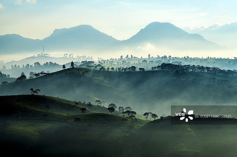 印度尼西亚Pangalengan，风景优美的山对着天空图片素材