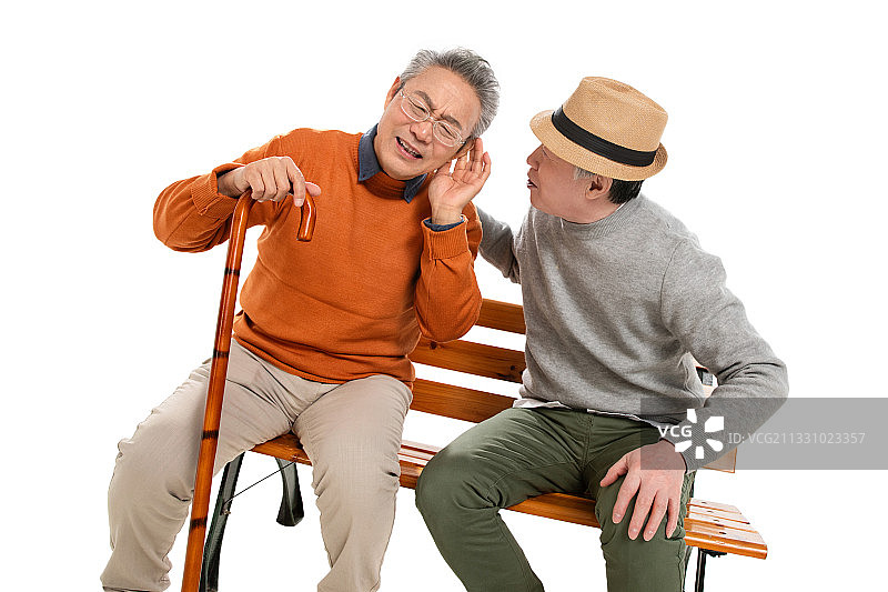 两位老年朋友坐在长椅上聊天图片素材