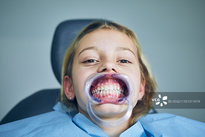 牙科检查中的女孩图片素材