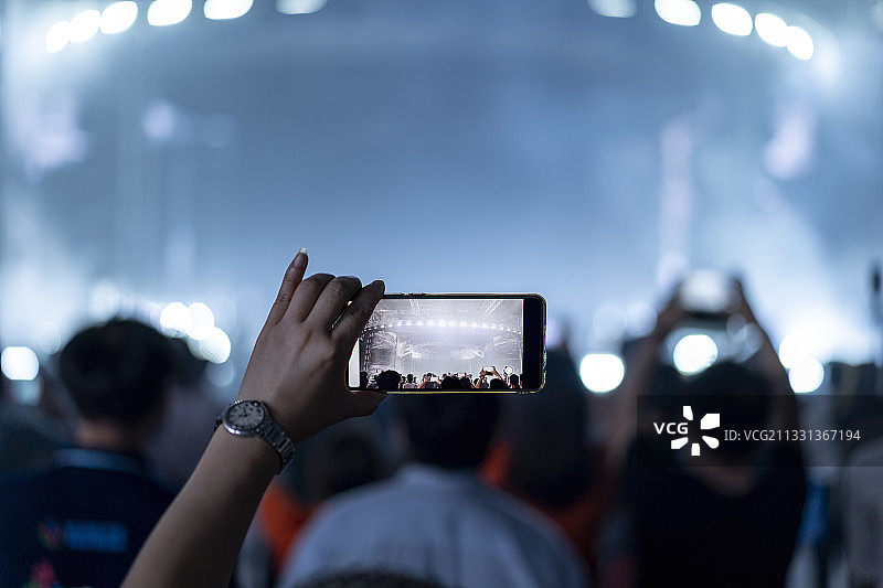 观众用手机拍摄摇滚音乐会图片素材