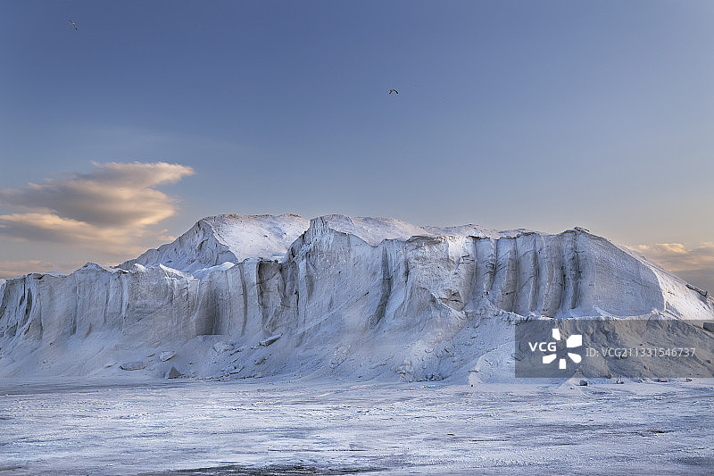冬天，意大利普利亚，白雪皑皑的山峰映衬着天空图片素材
