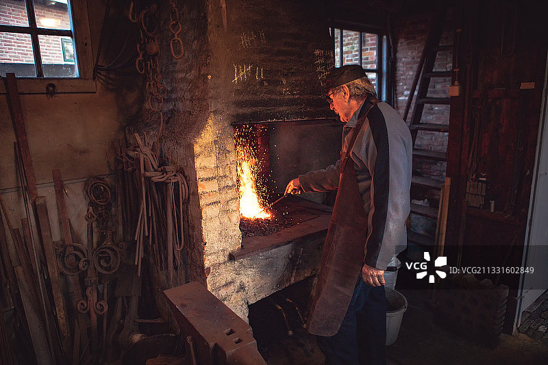 在荷兰纽库普铁匠博物馆工作的铁匠图片素材