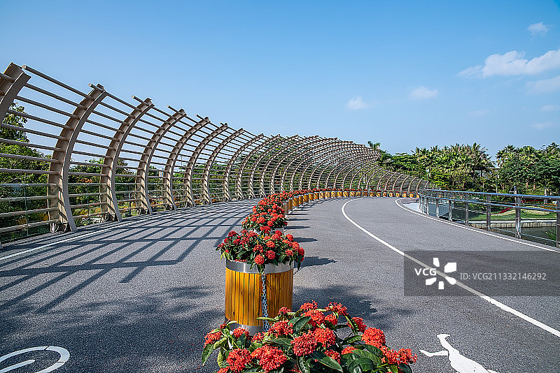 广东省深圳湾运动公园的沿海跑道和自行车车道图片素材