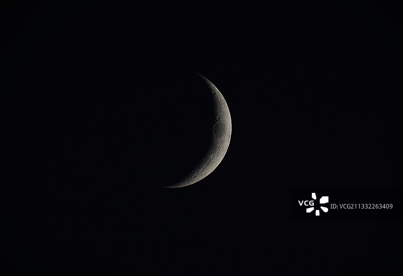 月亮在夜晚晴朗的天空下的低角度视图图片素材