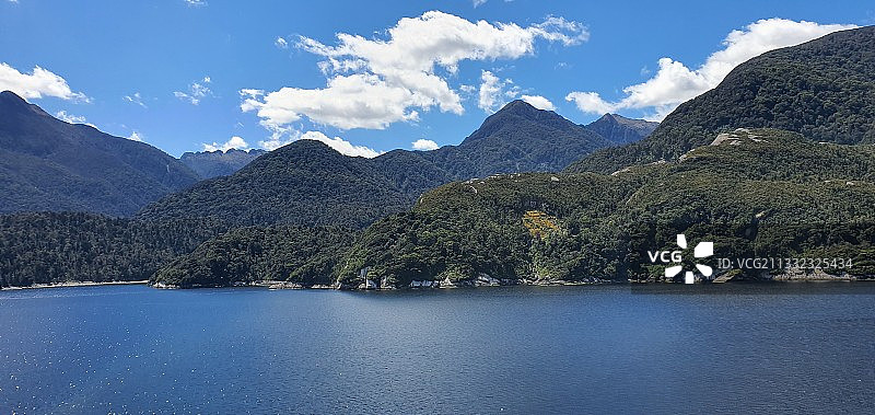 风景如画的湖由山对天空，南国，新西兰图片素材