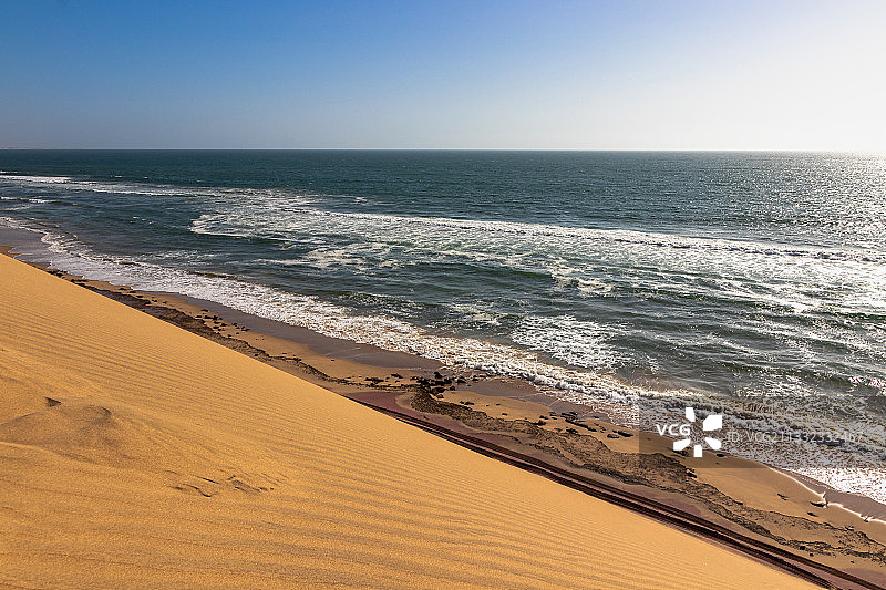 纳米比亚骷髅海岸公园，清澈的天空映衬着美丽的大海图片素材