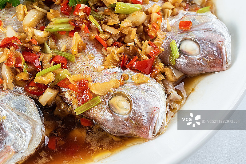 中国家常菜辣椒蒸红鲷鱼在白背景上图片素材
