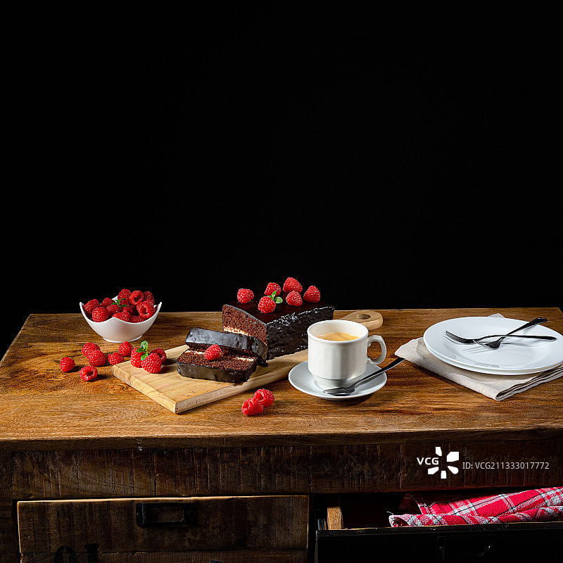 高角度的水果对桌子上的黑色背景图片素材