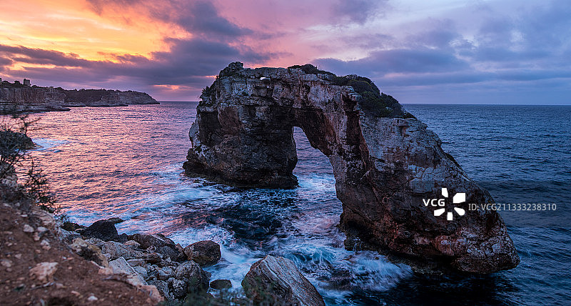 日落时海面上岩石形成的风景图片素材