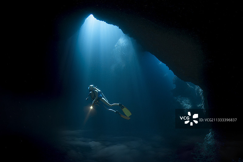 在帕劳密克罗尼西亚的蓝洞洞穴的潜水员图片素材