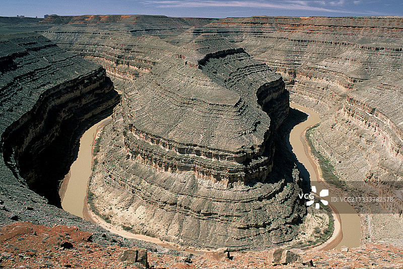 美国犹他州的一个峡谷中蜿蜒的河流图片素材