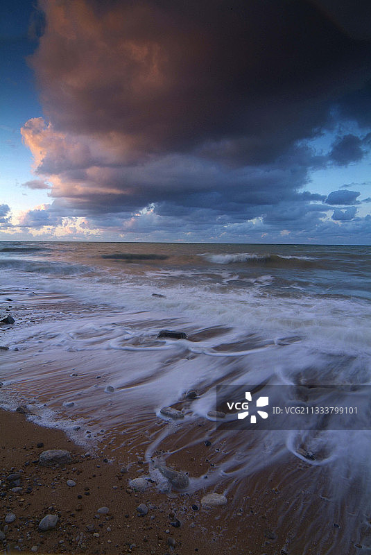 法国卡尔瓦多斯日落时的云彩和泡沫图片素材