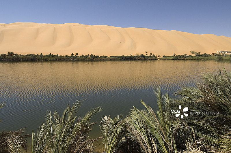 利比亚菲赞撒哈拉沙漠的加布尔湖图片素材