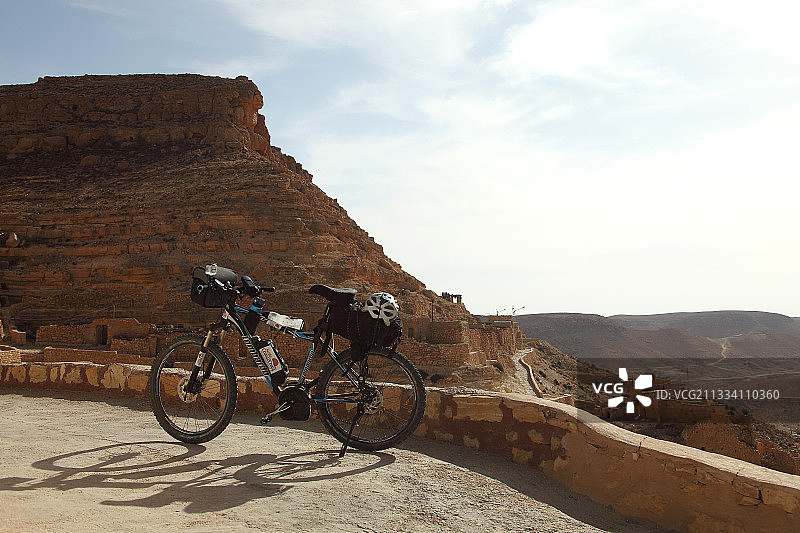 自行车背包客在突尼斯Chenini图片素材