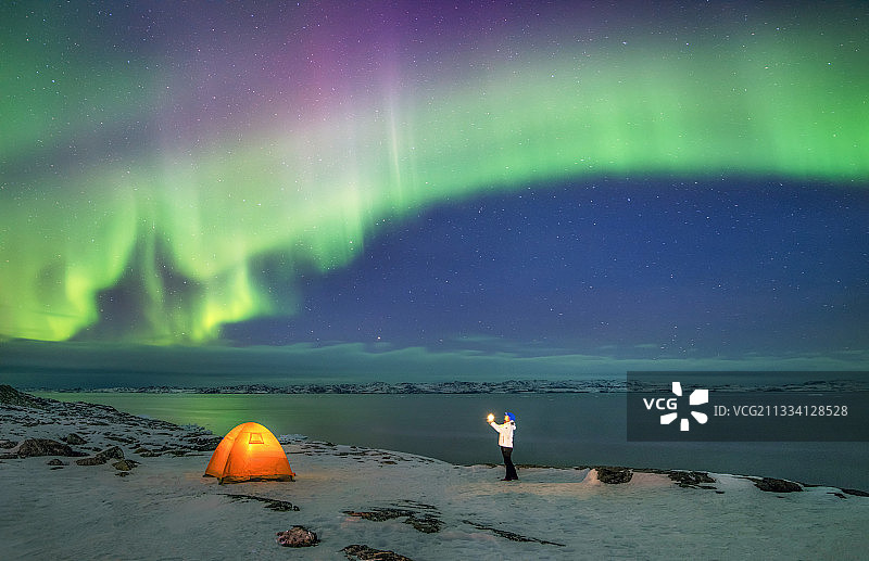 冬季冰岛雪地露营绿色极光图片素材