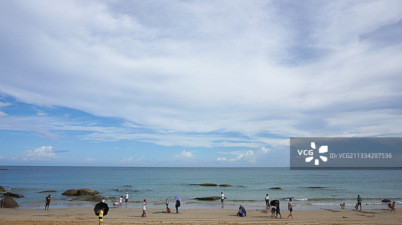 海南文昌的海水沙滩云层图片素材